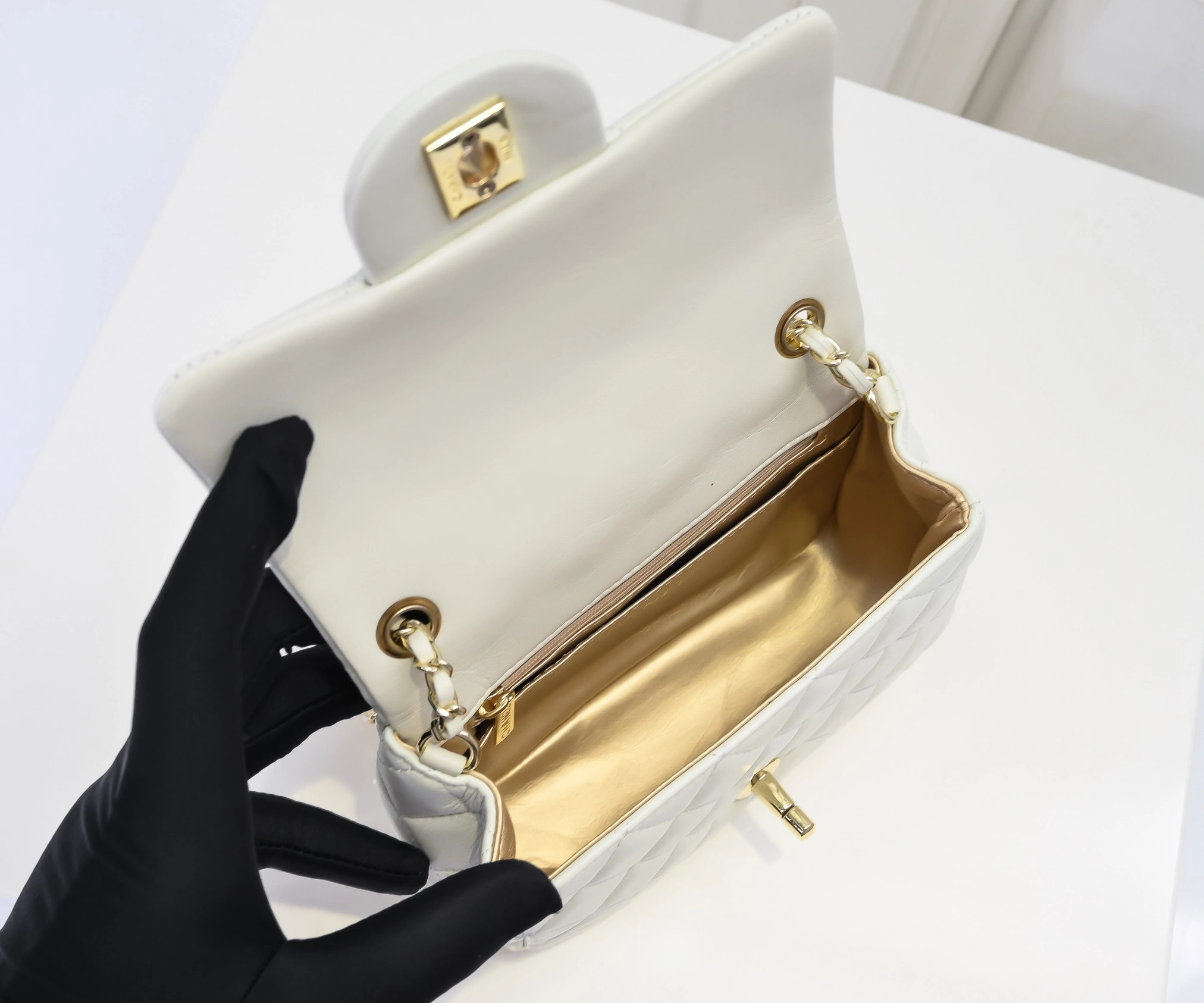 Chanel AAA Quality Messenger Bags For Women Elegant 3404