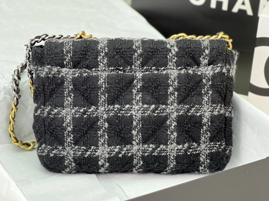 Chanel AAA Quality Messenger Bags For Women Fashionable 2730