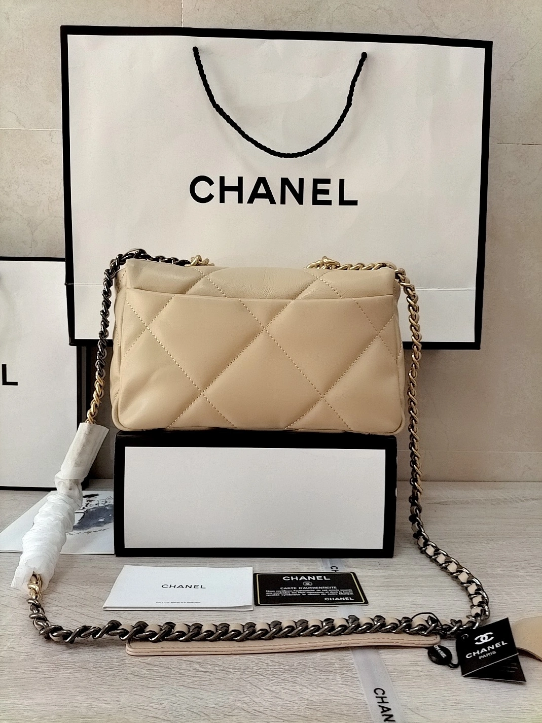 Chanel AAA Quality Messenger Bags For Women Flexible 2904