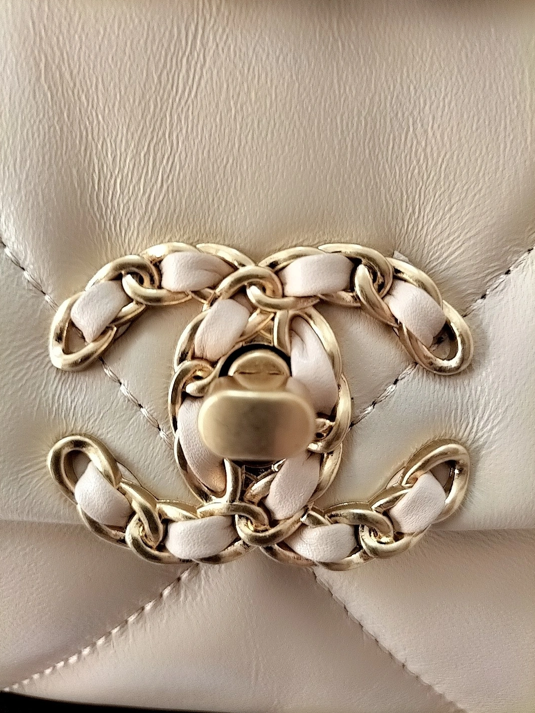 Chanel AAA Quality Messenger Bags For Women Flexible 2904