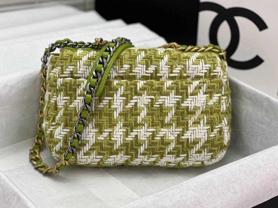 Chanel AAA Quality Messenger Bags For Women GoodFit 8295
