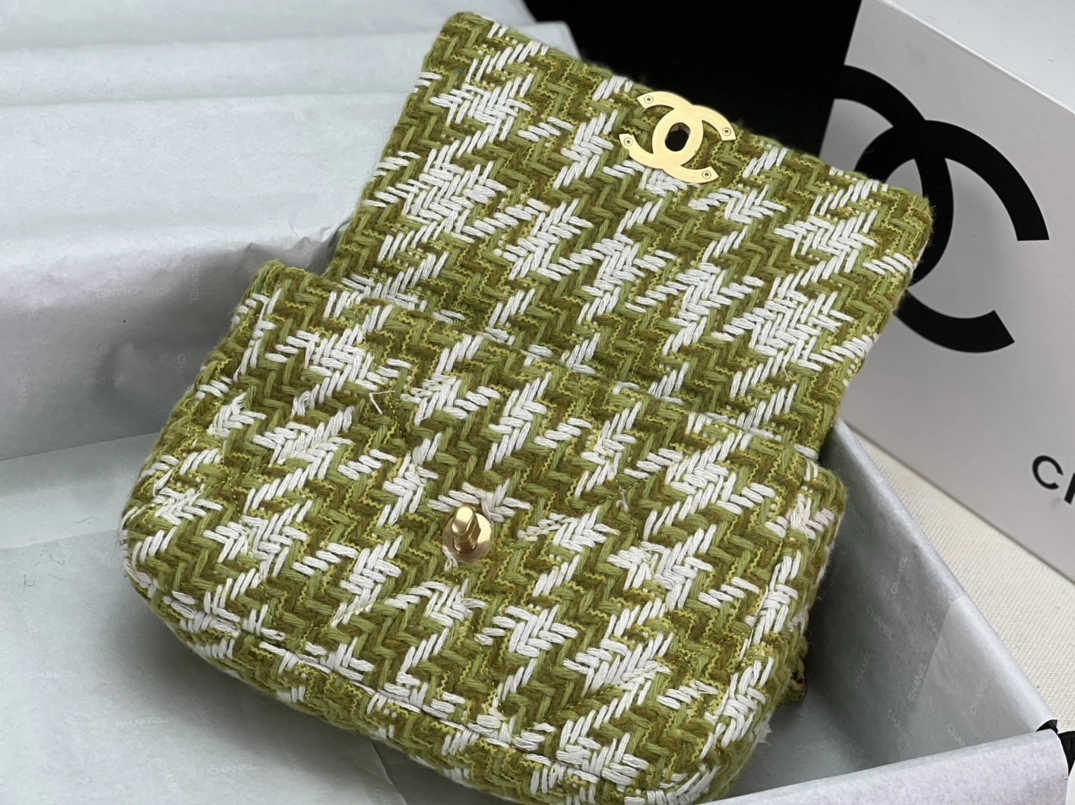 Chanel AAA Quality Messenger Bags For Women GoodFit 8295