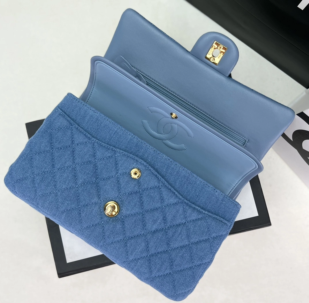 Chanel AAA Quality Messenger Bags For Women HighQuality 6813