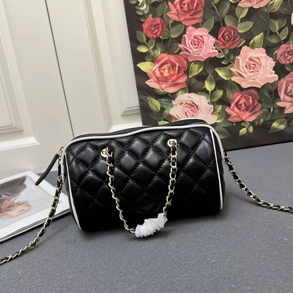 Chanel AAA Quality Messenger Bags For Women HighQuality 905
