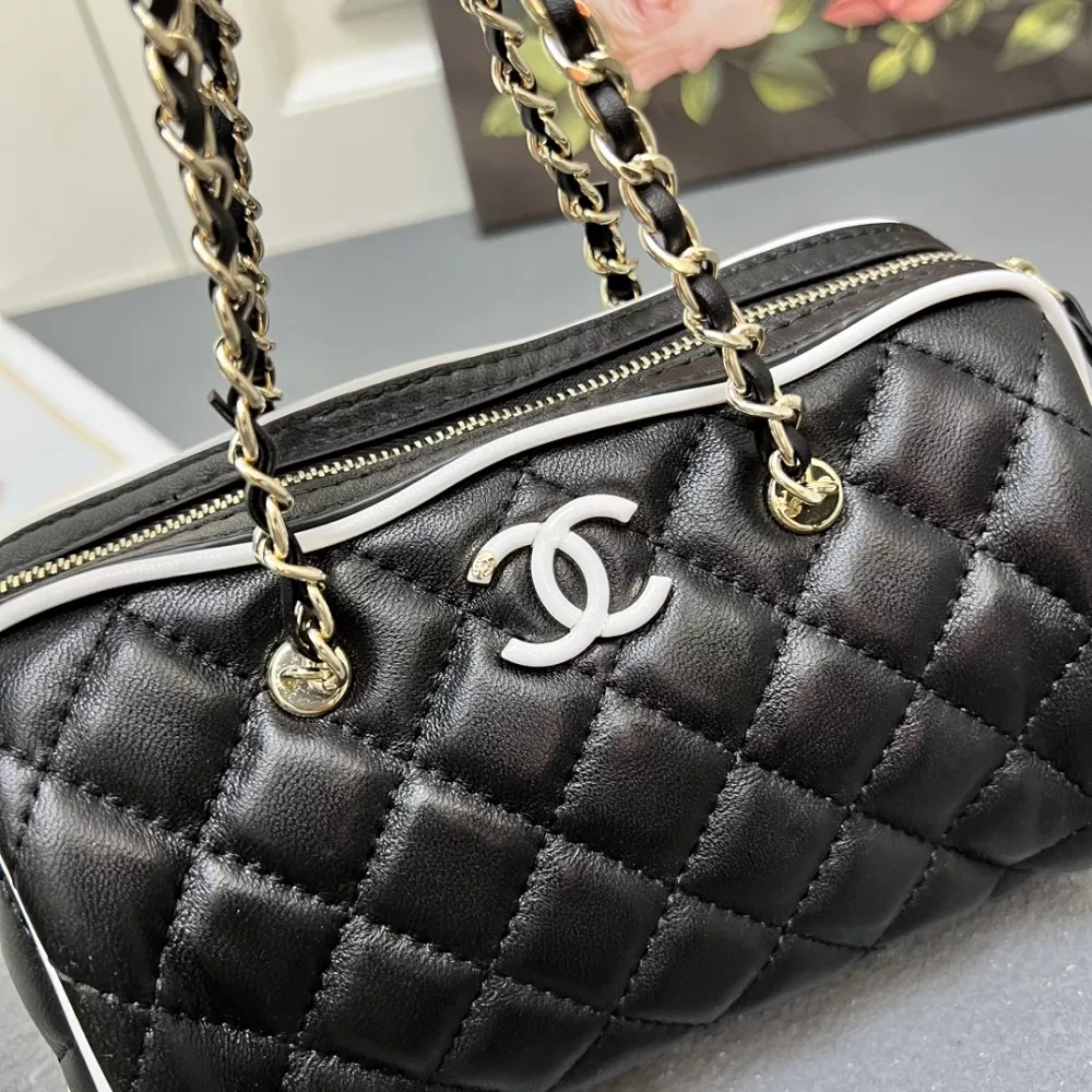 Chanel AAA Quality Messenger Bags For Women HighQuality 905