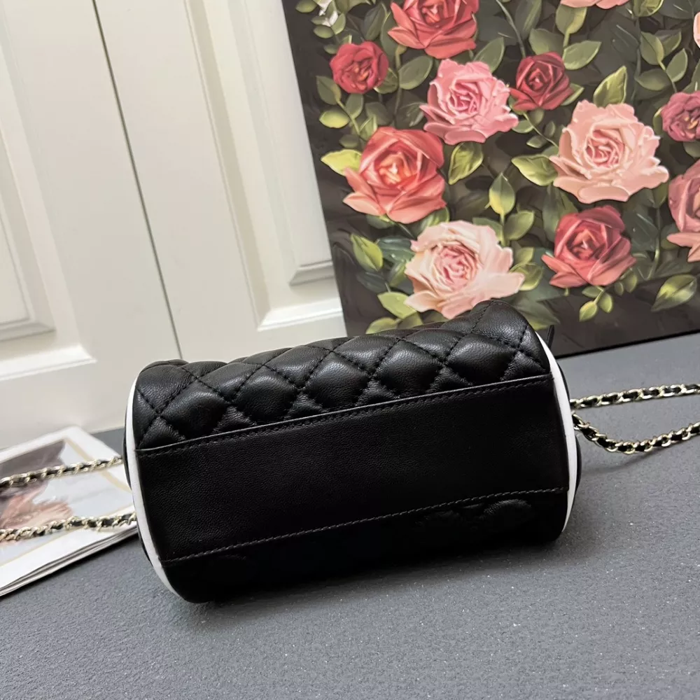 Chanel AAA Quality Messenger Bags For Women HighQuality 905