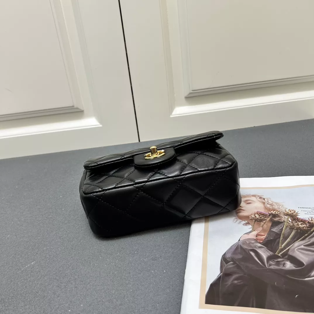 Chanel AAA Quality Messenger Bags For Women Lightweight 5570
