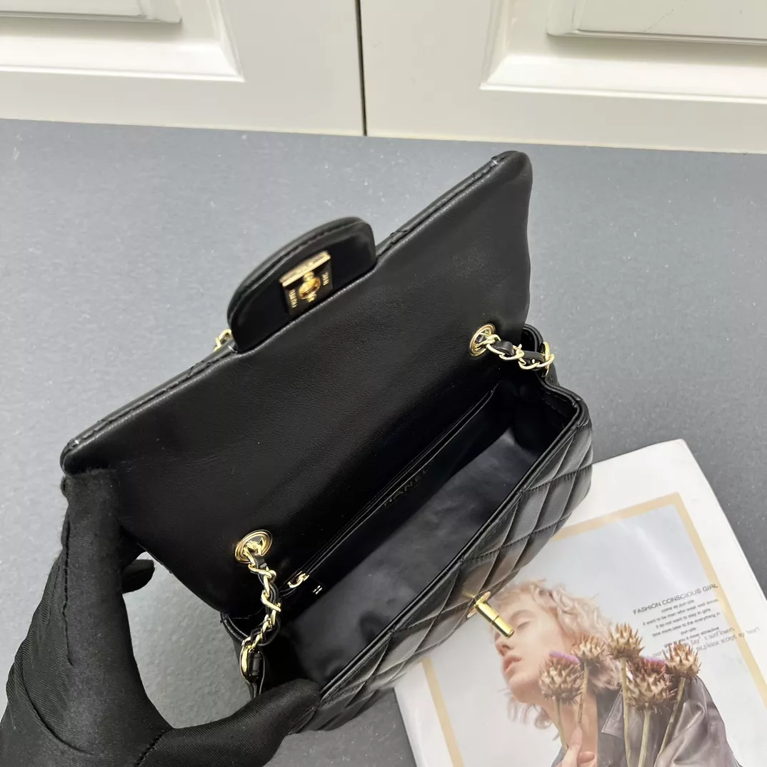 Chanel AAA Quality Messenger Bags For Women Lightweight 5570