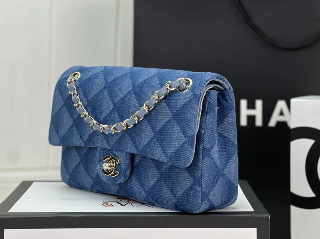 Chanel AAA Quality Messenger Bags For Women Lightweight 7903