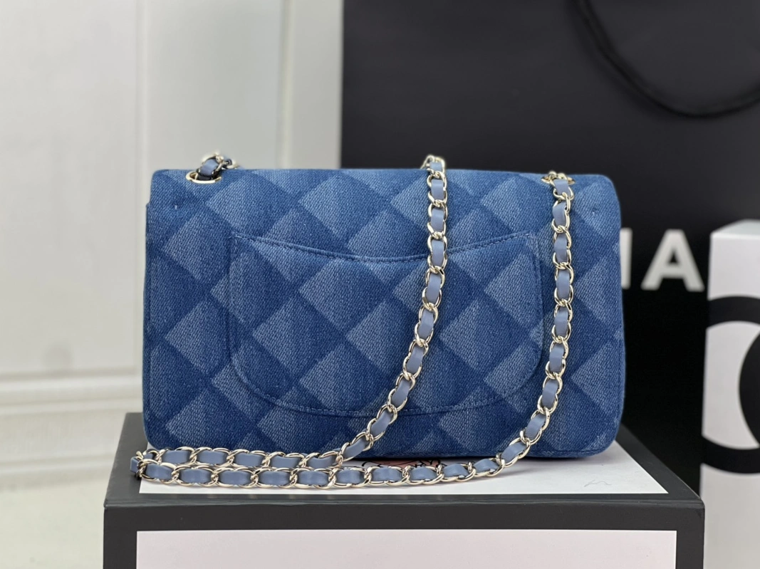 Chanel AAA Quality Messenger Bags For Women Lightweight 7903