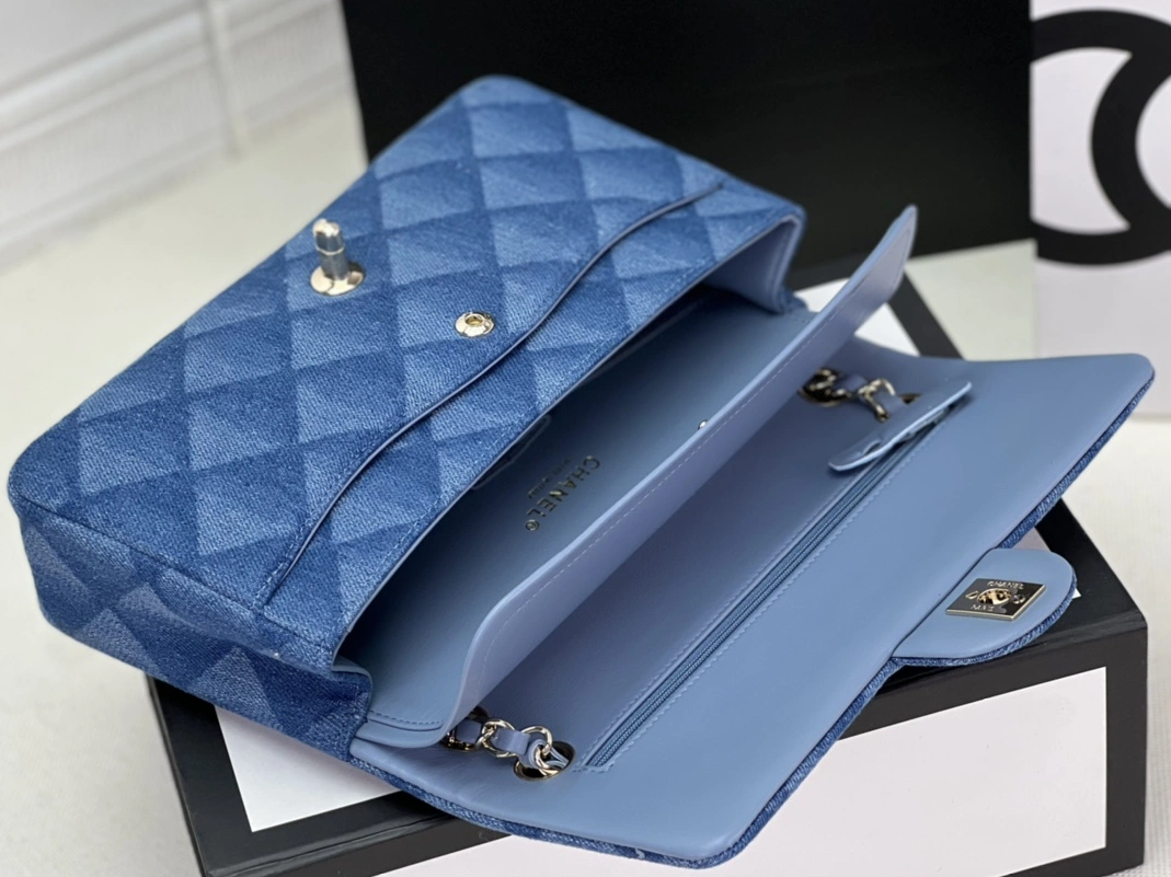 Chanel AAA Quality Messenger Bags For Women Lightweight 7903