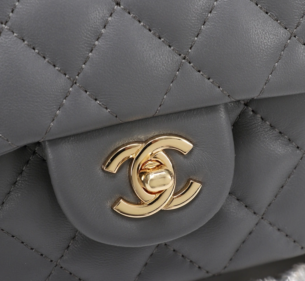 Chanel AAA Quality Messenger Bags For Women Minimalist 5830