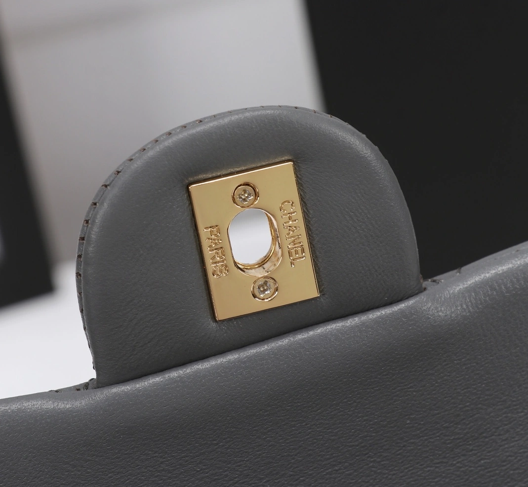 Chanel AAA Quality Messenger Bags For Women Minimalist 5830