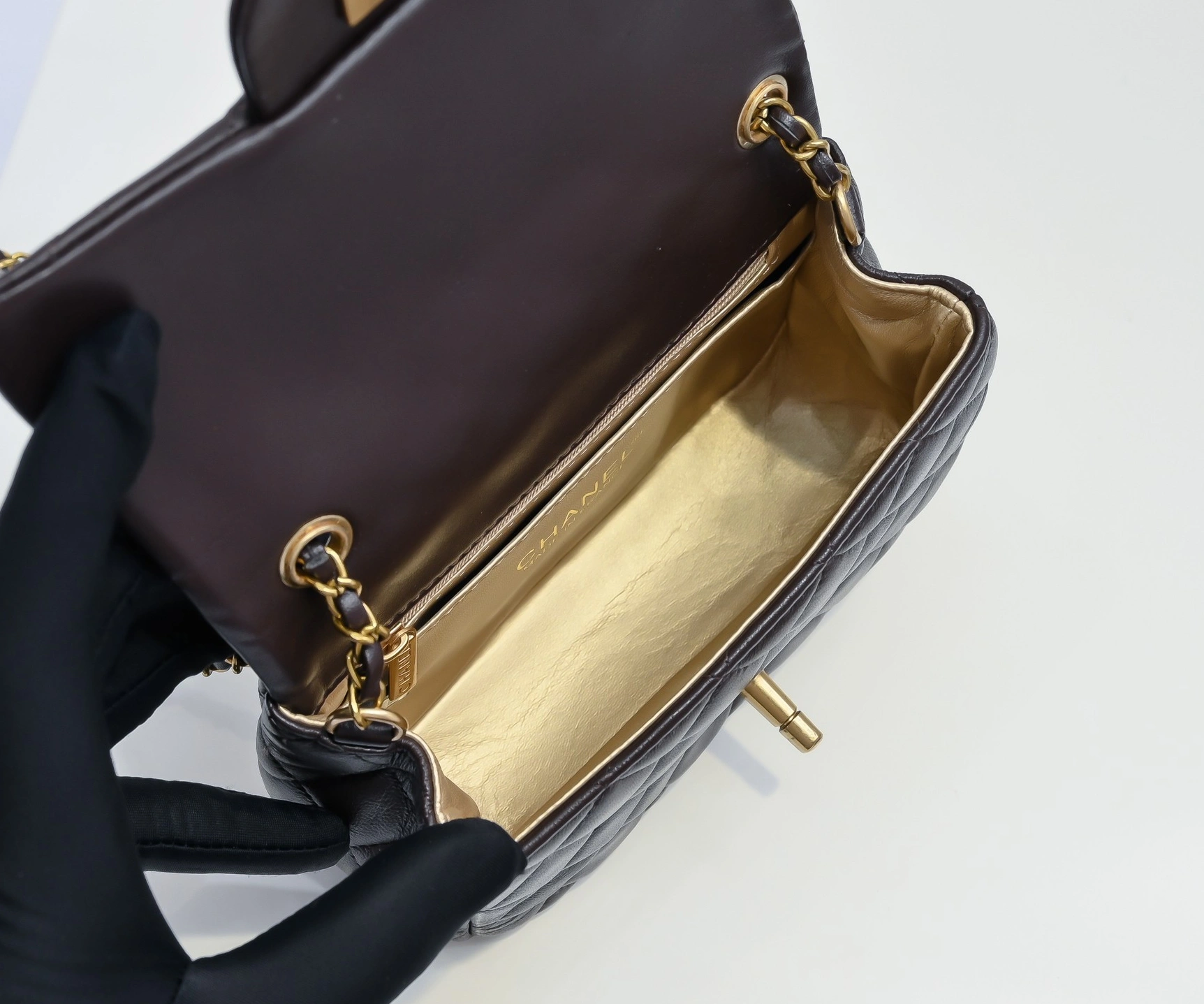 Chanel AAA Quality Messenger Bags For Women Resilient 3895