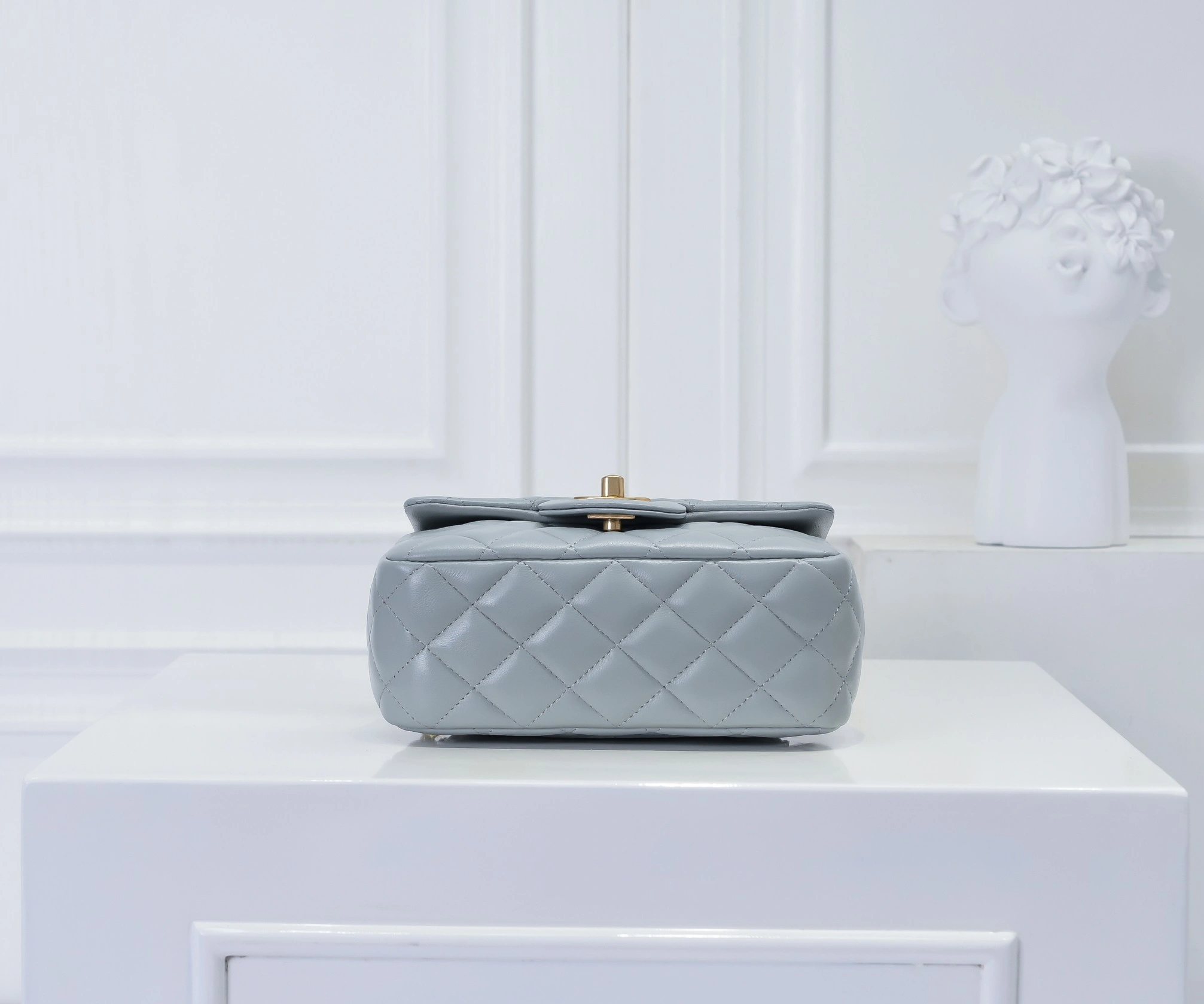 Chanel AAA Quality Messenger Bags For Women Sleek 2161
