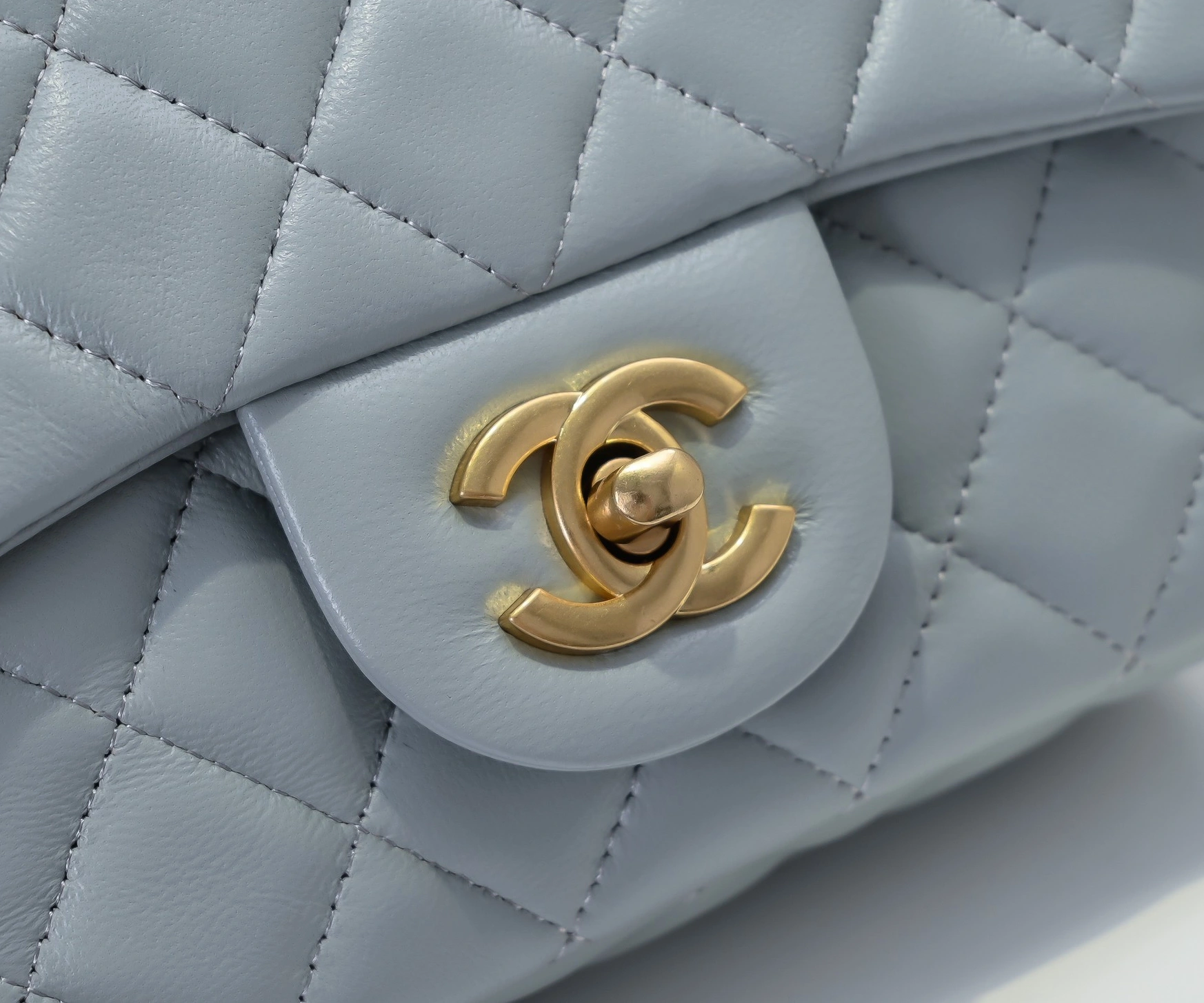 Chanel AAA Quality Messenger Bags For Women Sleek 2161