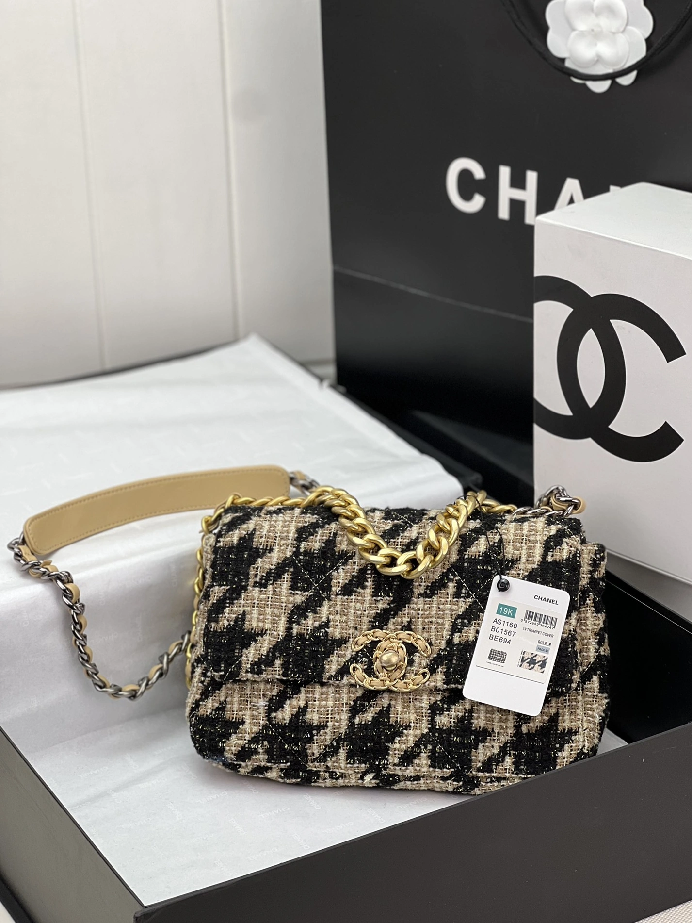 Chanel AAA Quality Messenger Bags For Women Sleek 2380