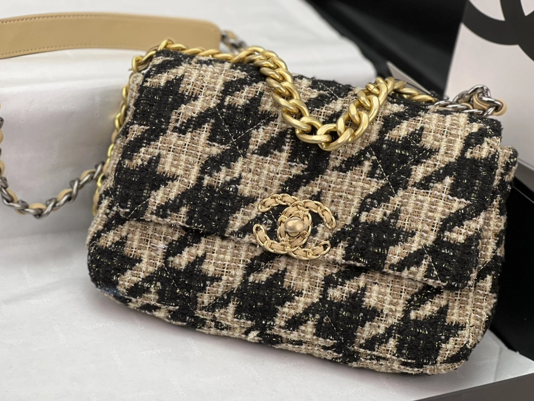 Chanel AAA Quality Messenger Bags For Women Sleek 2380