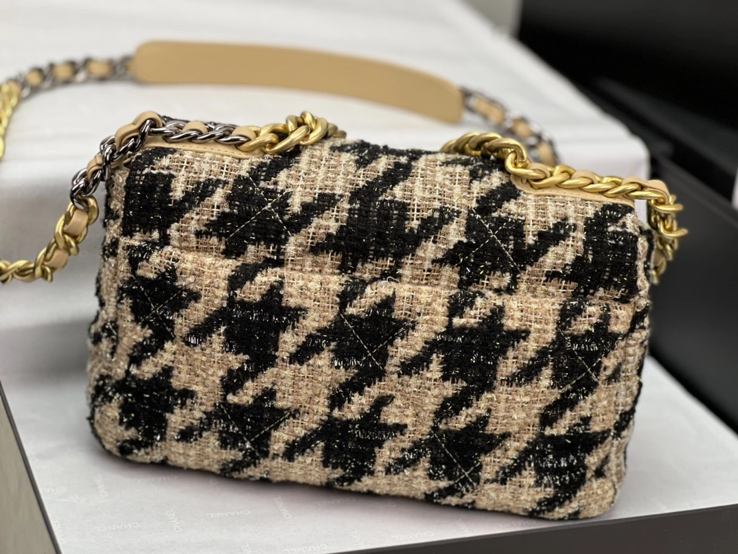 Chanel AAA Quality Messenger Bags For Women Sleek 2380