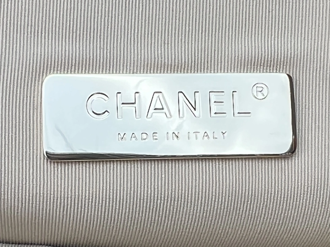 Chanel AAA Quality Messenger Bags For Women Sleek 2380