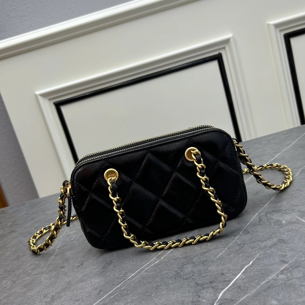 Chanel AAA Quality Messenger Bags For Women Sleek 4085