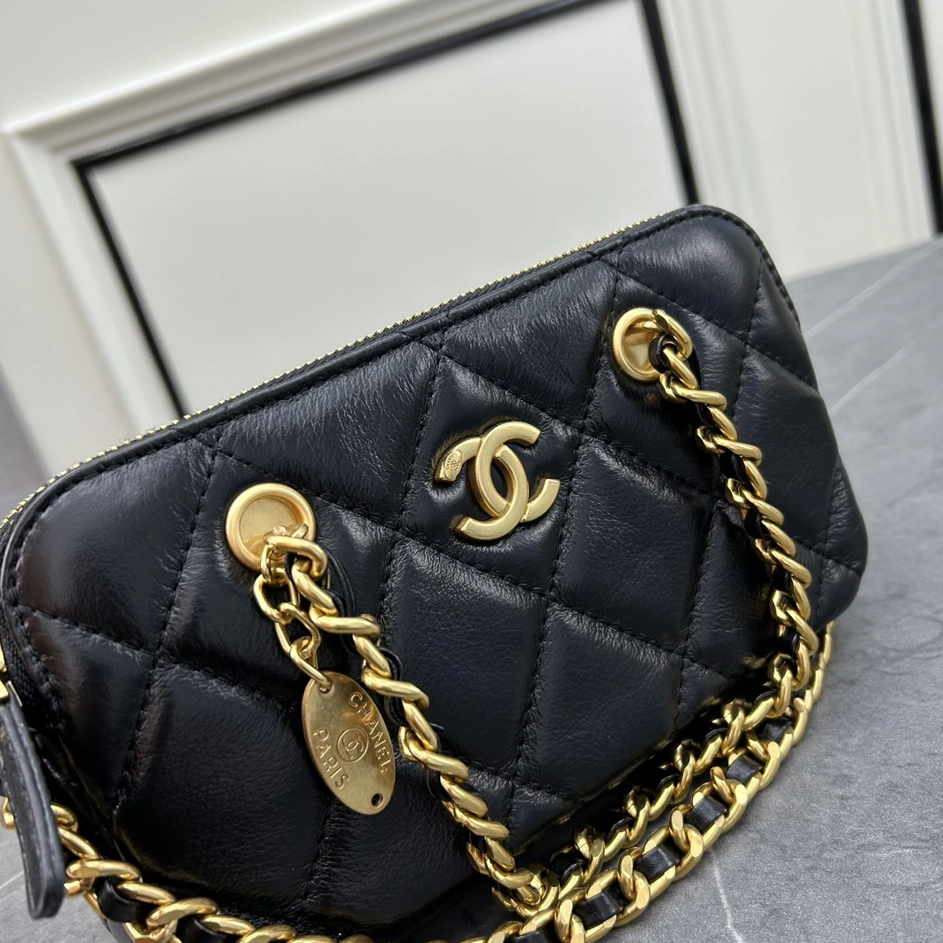Chanel AAA Quality Messenger Bags For Women Sleek 4085