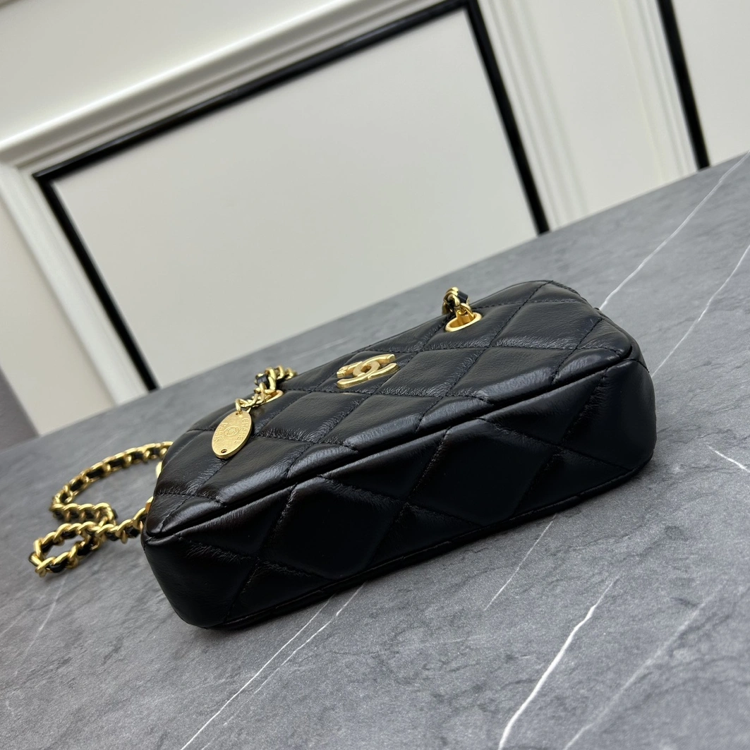 Chanel AAA Quality Messenger Bags For Women Sleek 4085