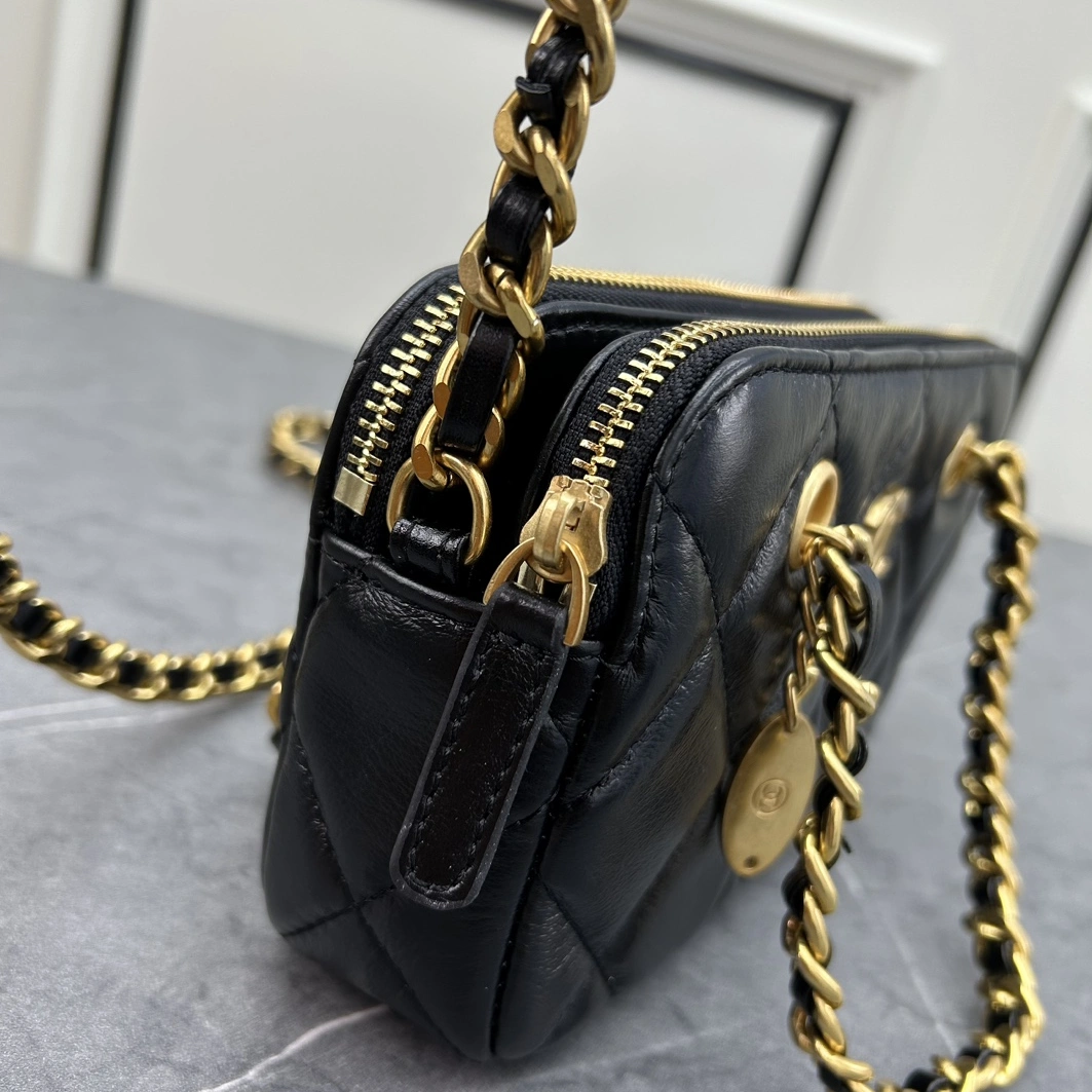 Chanel AAA Quality Messenger Bags For Women Sleek 4085
