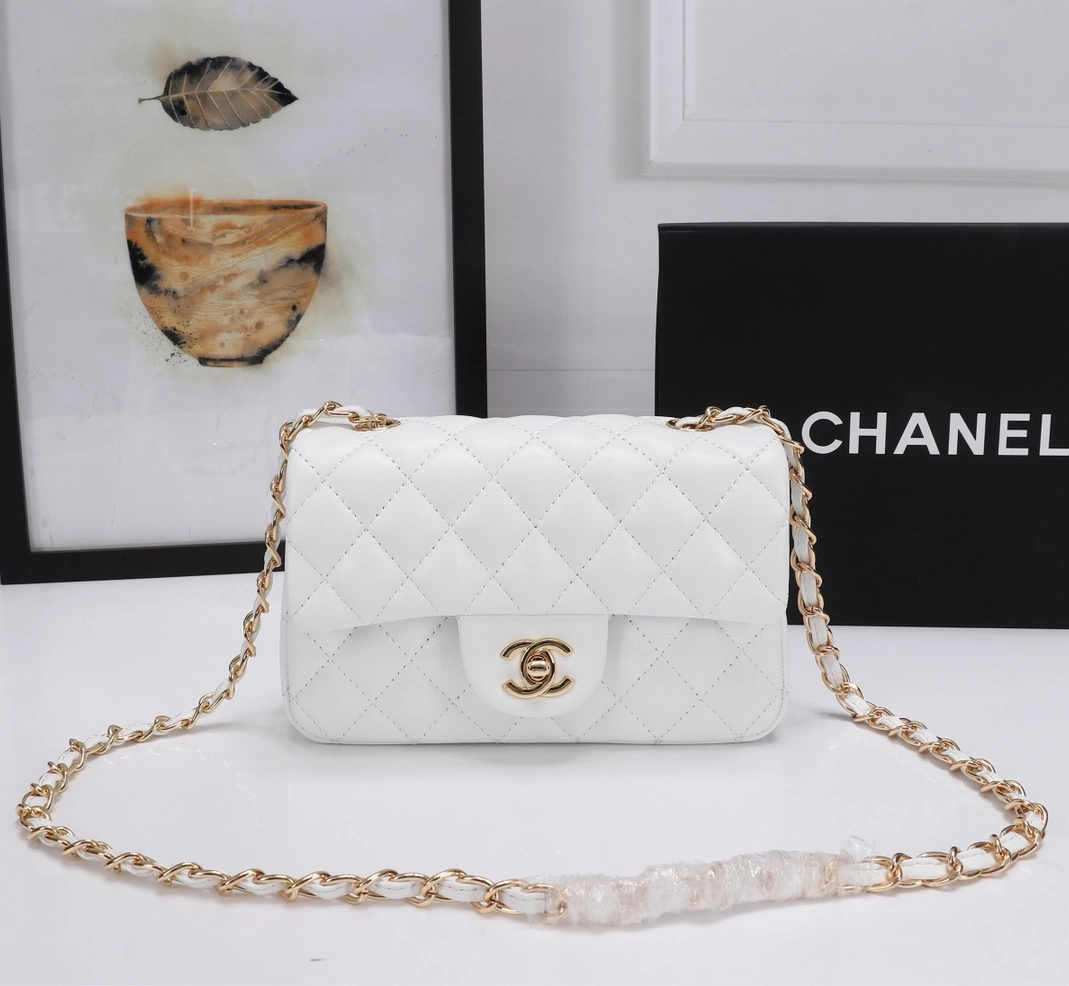 Chanel AAA Quality Messenger Bags For Women Sleek 4540