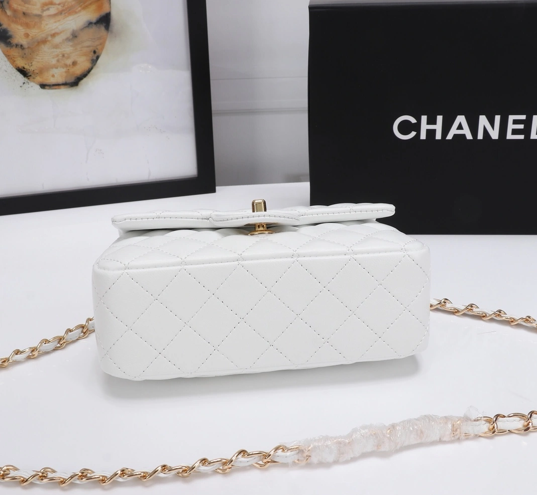Chanel AAA Quality Messenger Bags For Women Sleek 4540