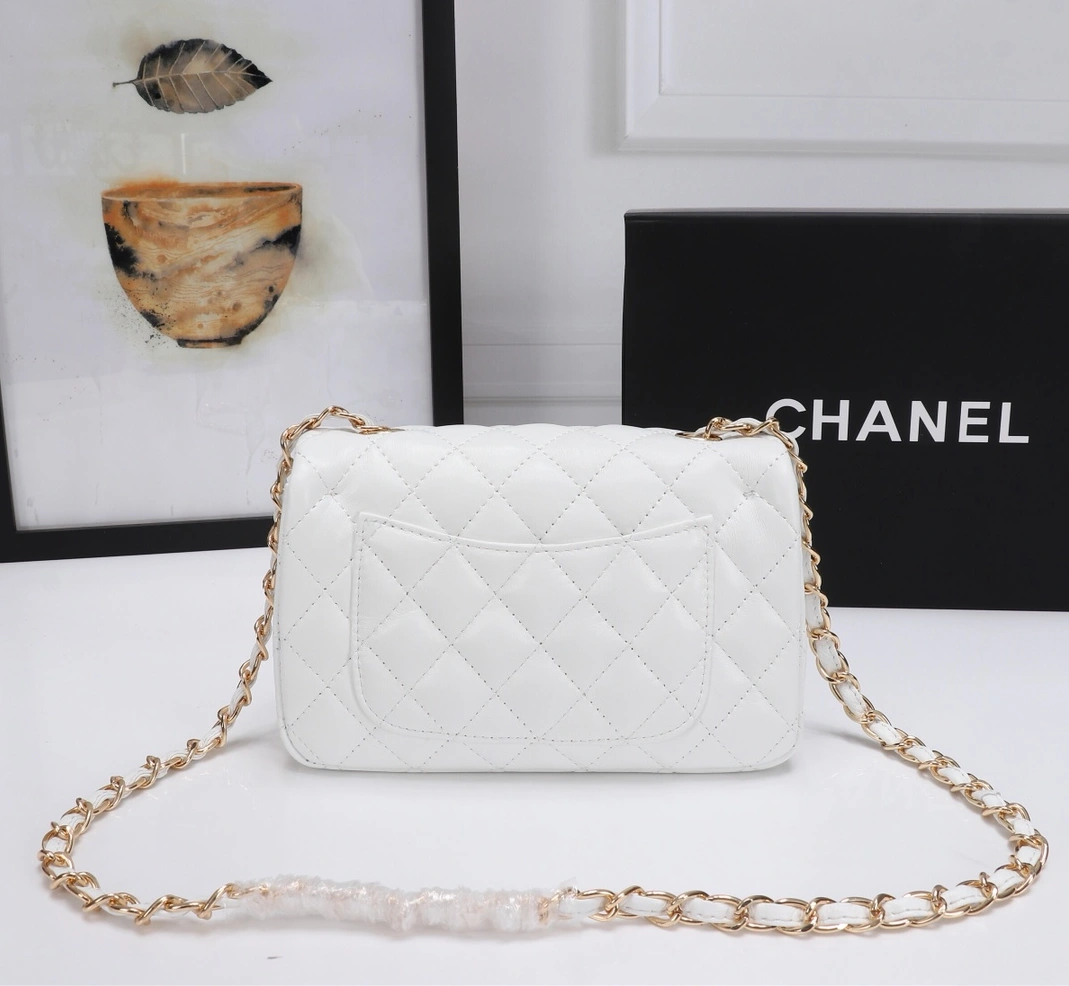 Chanel AAA Quality Messenger Bags For Women Sleek 4540