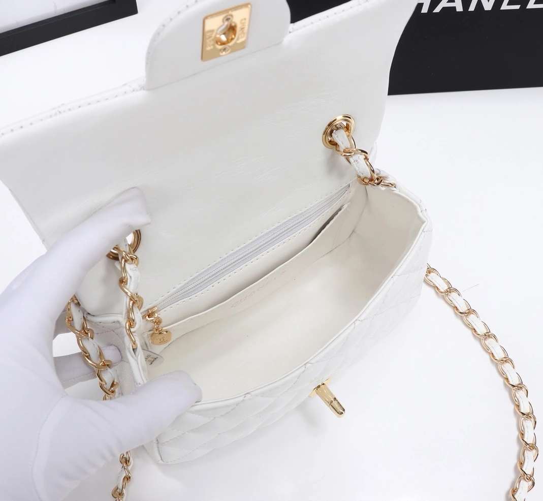 Chanel AAA Quality Messenger Bags For Women Sleek 4540