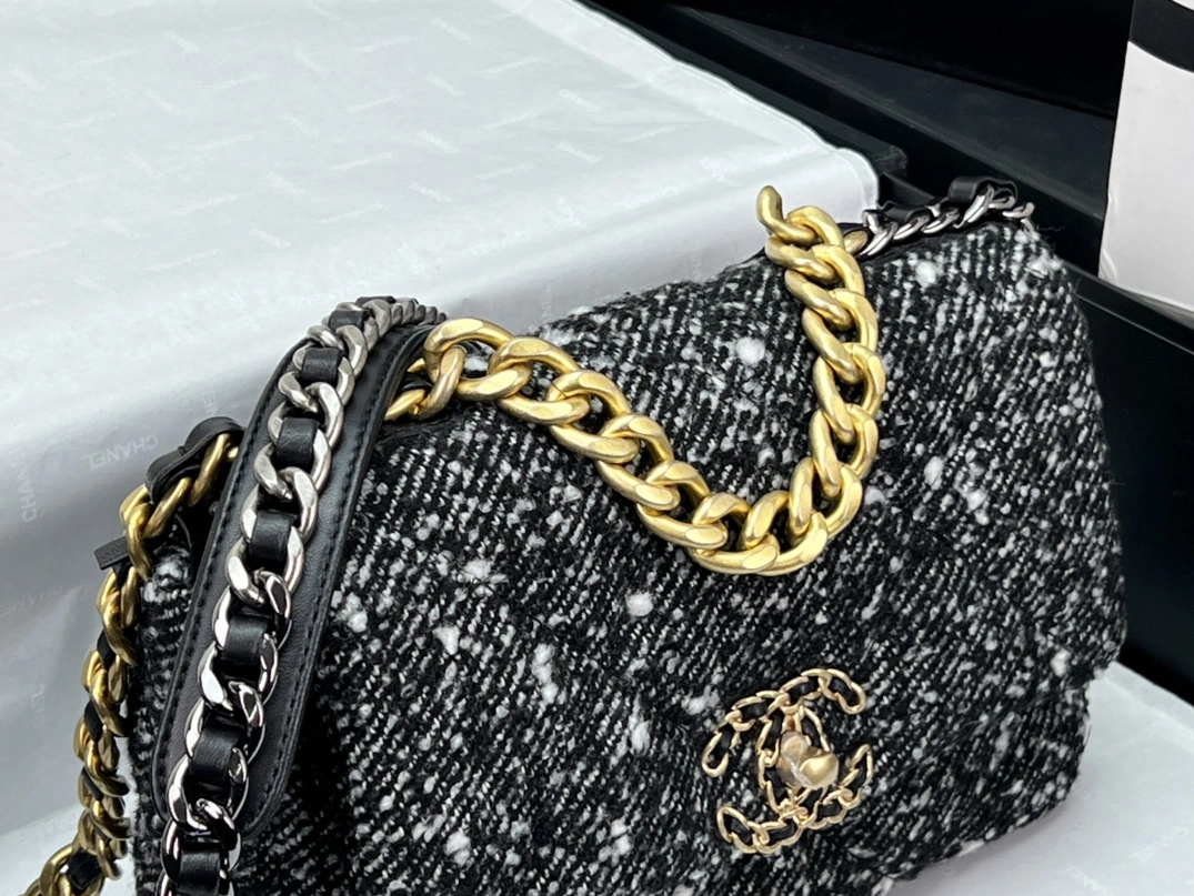 Chanel AAA Quality Messenger Bags For Women Sleek 8536