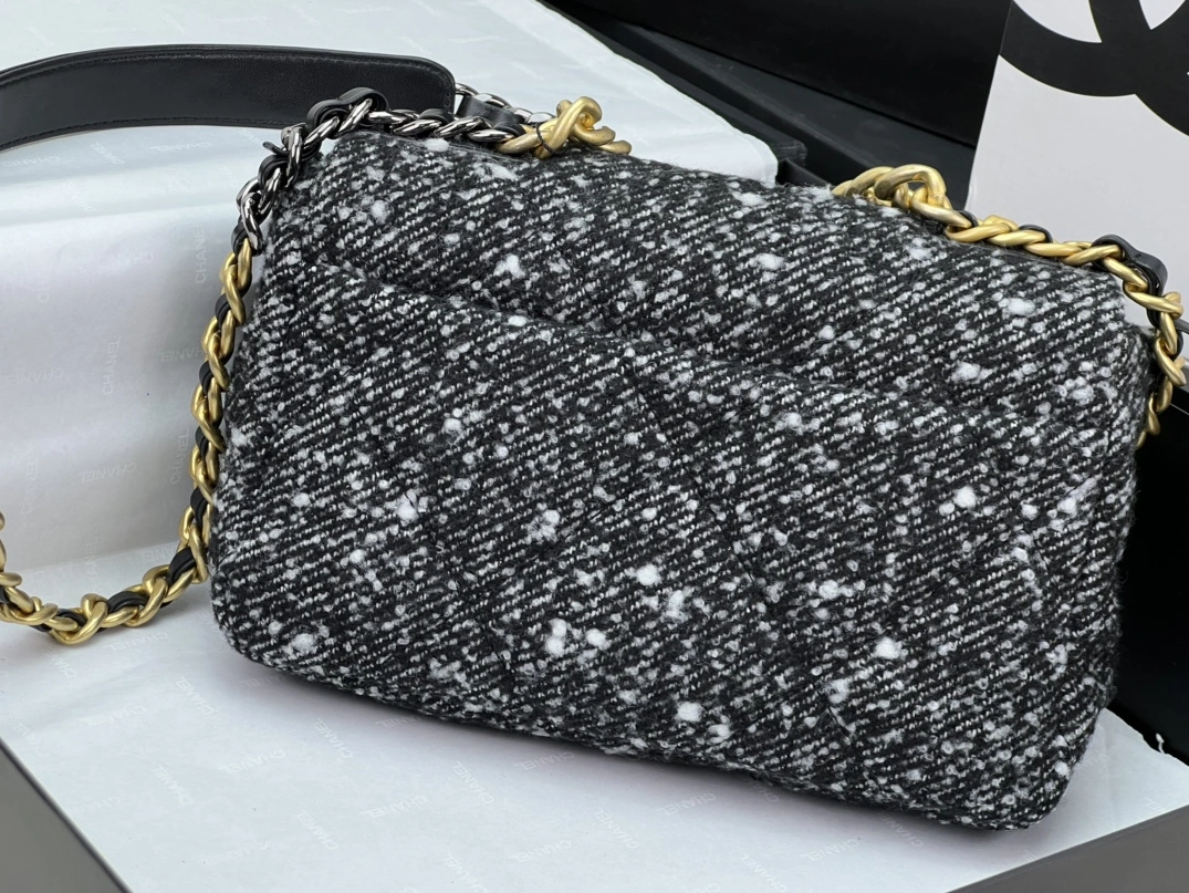 Chanel AAA Quality Messenger Bags For Women Sleek 8536