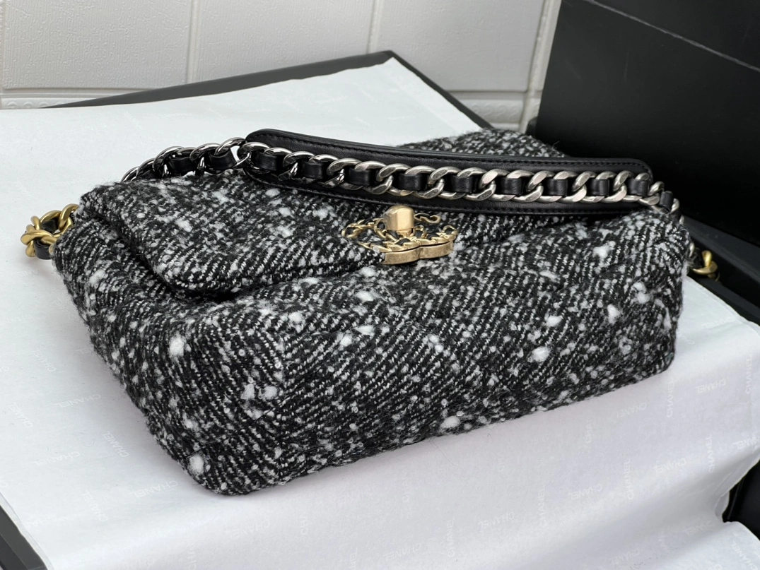 Chanel AAA Quality Messenger Bags For Women Sleek 8536