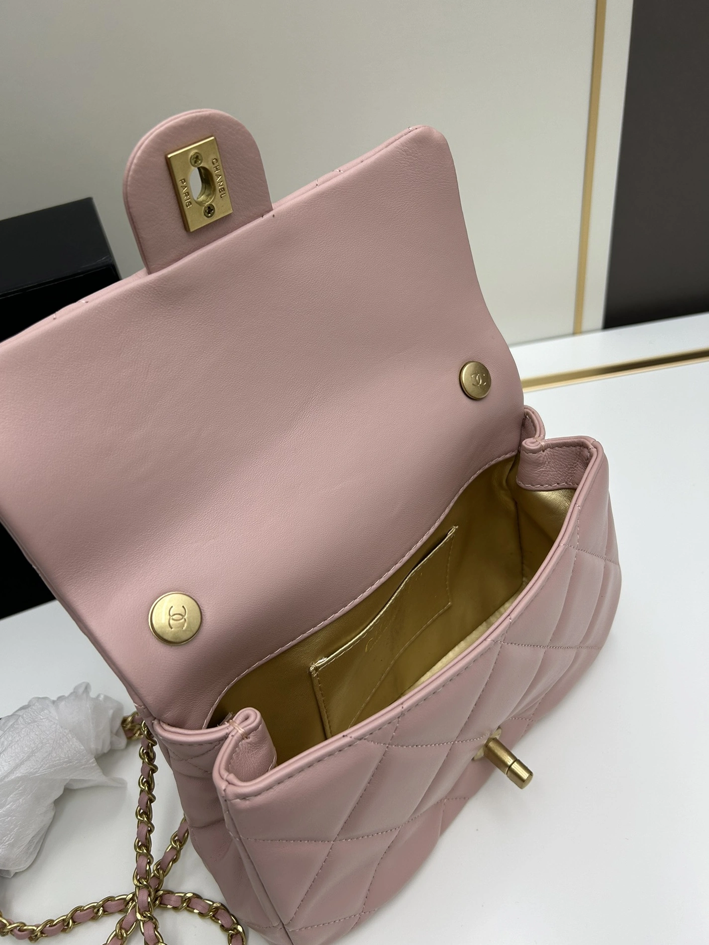 Chanel AAA Quality Messenger Bags For Women StreetReady 7460