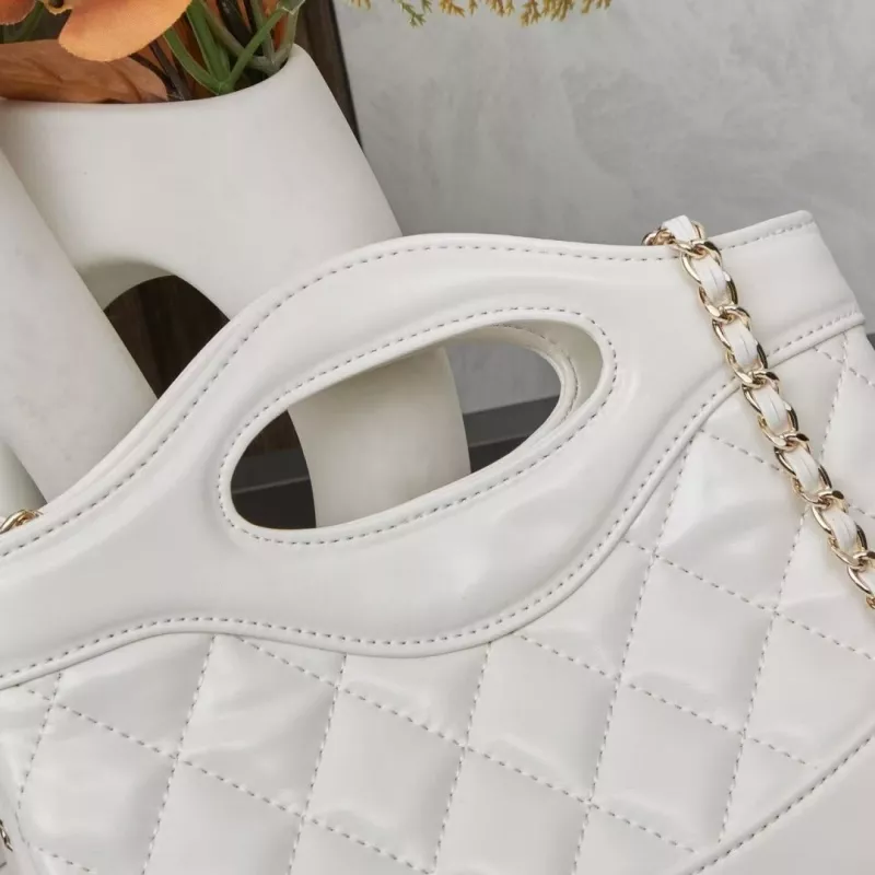 Chanel AAA Quality Messenger Bags For Women UrbanStyle 2351
