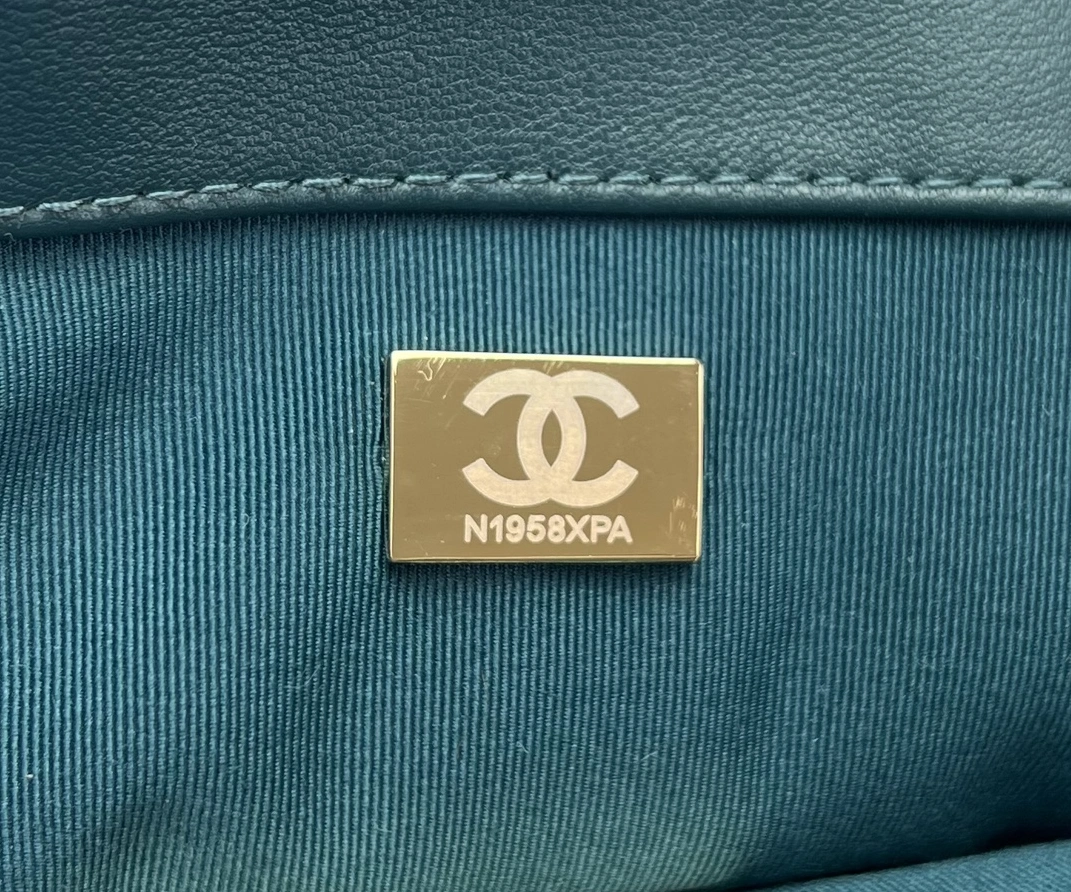 Chanel AAA Quality Messenger Bags For Women Versatile 2413
