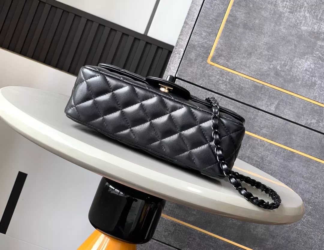Chanel AAA Quality Messenger Bags For Women Versatile 2579