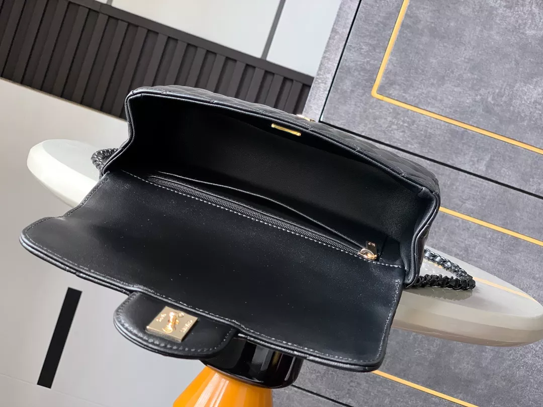 Chanel AAA Quality Messenger Bags For Women Versatile 2579