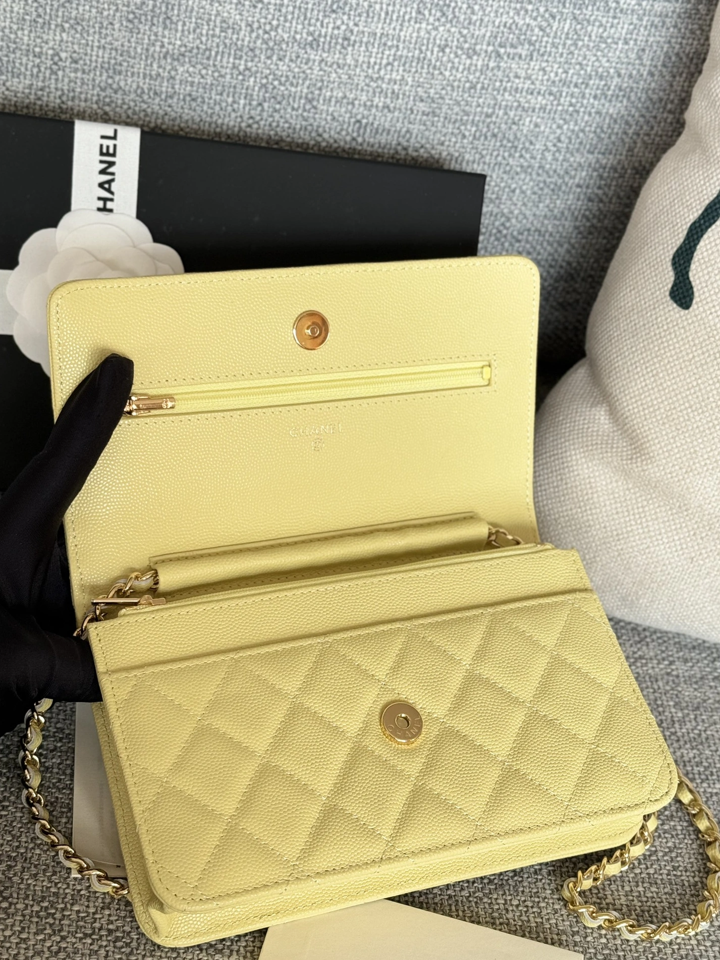 Chanel AAA Quality Messenger Bags In Gold For Women Breathable 9797