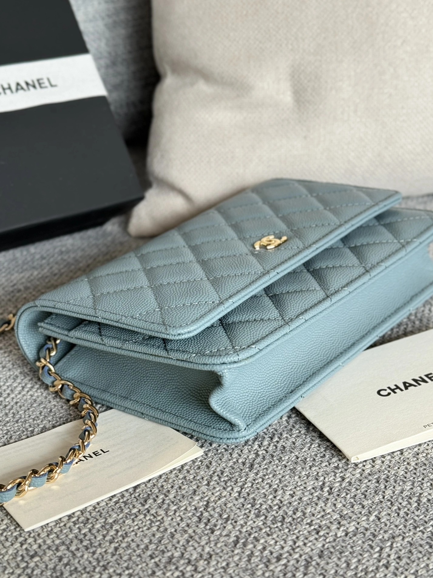 Chanel AAA Quality Messenger Bags In Gold For Women Fashionable 5230