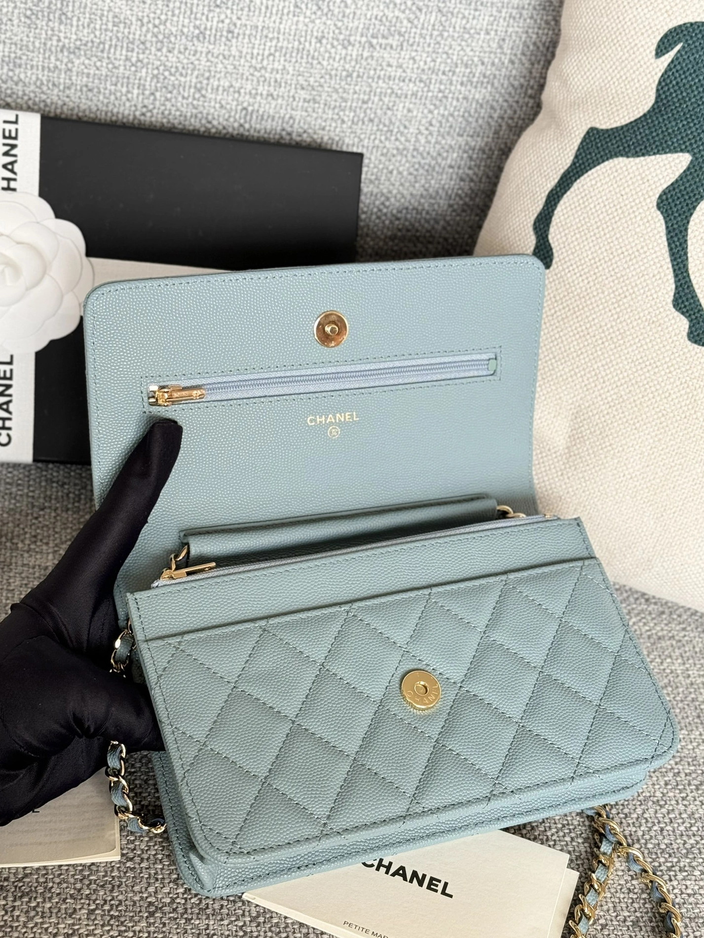 Chanel AAA Quality Messenger Bags In Gold For Women Fashionable 5230
