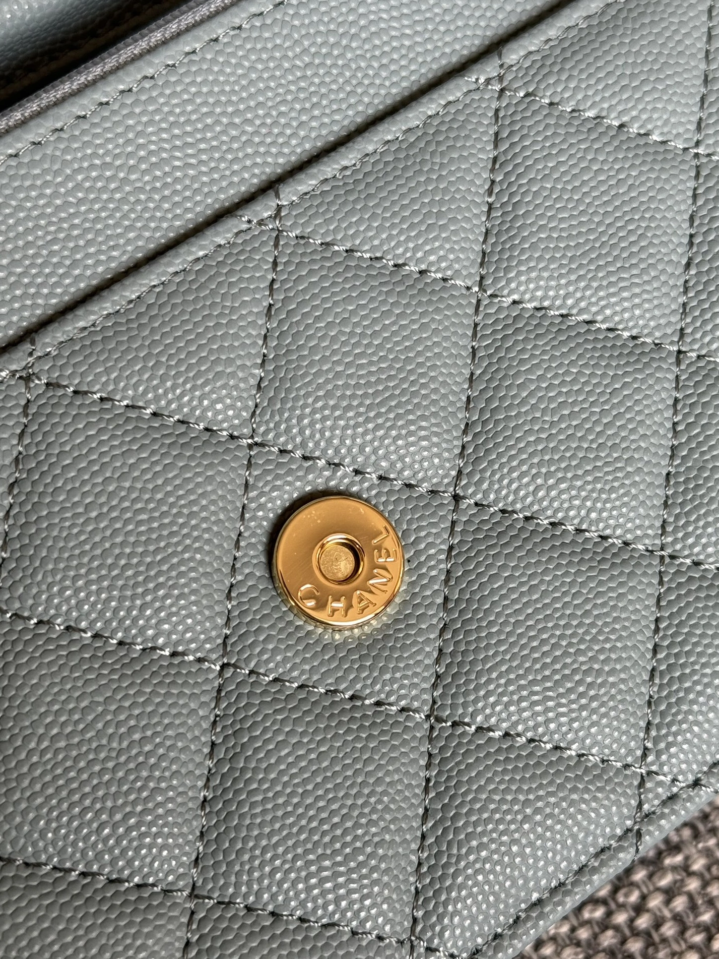 Chanel AAA Quality Messenger Bags In Gold For Women Fashionable 5230