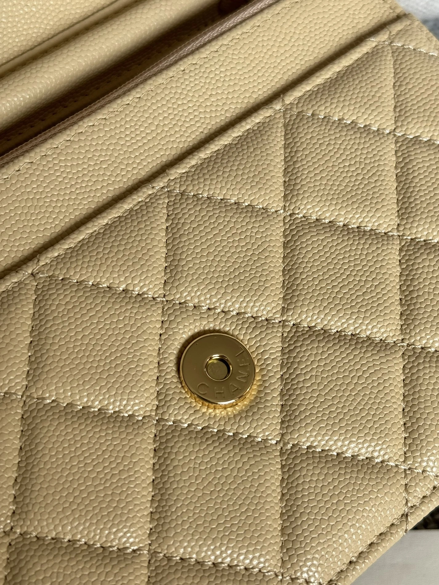 Chanel AAA Quality Messenger Bags In Gold For Women Trendy 3118