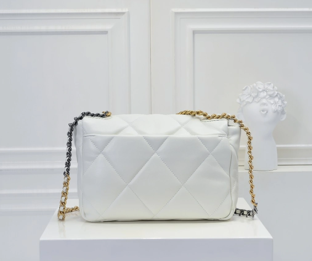 Chanel AAA Quality Messenger Bags Reliable 9771