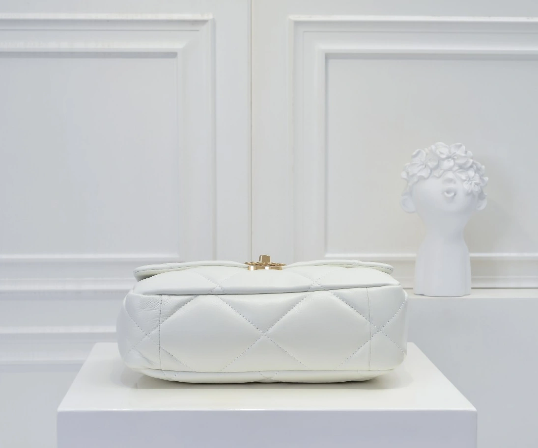 Chanel AAA Quality Messenger Bags Reliable 9771