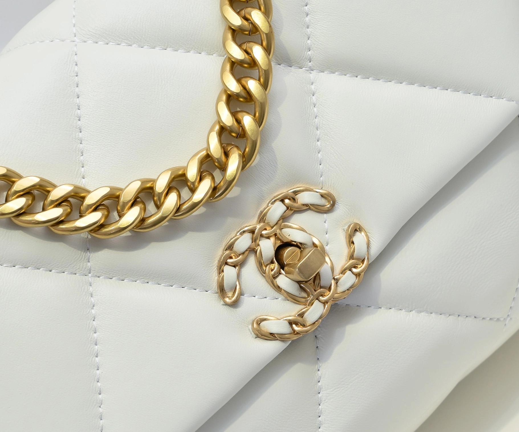 Chanel AAA Quality Messenger Bags Reliable 9771