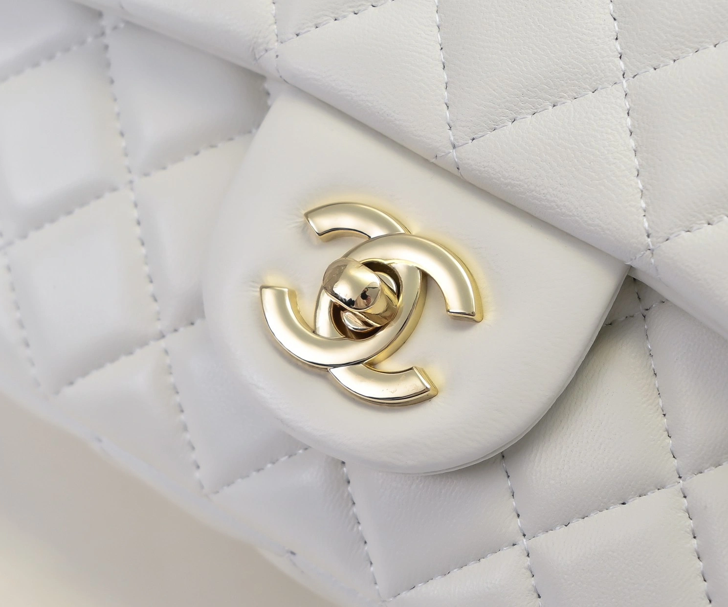 Chanel AAA Quality Messenger Bags Stylish 1015