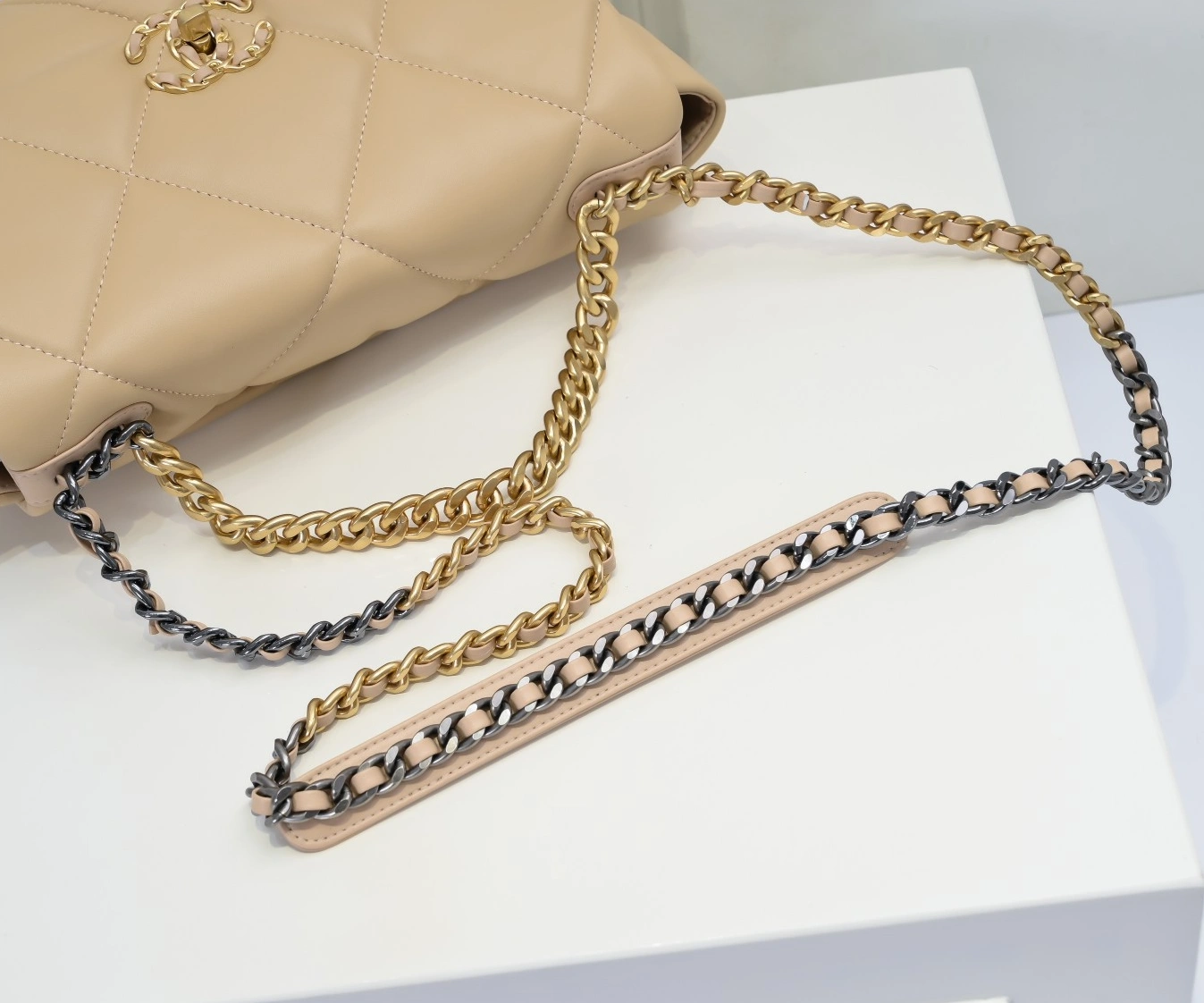 Chanel AAA Quality Messenger Bags Unique 3608